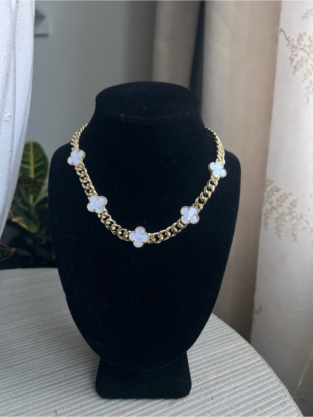 Multi marble White Clover Accents curb link necklace (16 inches)